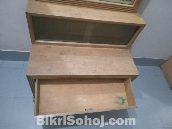 ড্রেসিং টেবিল